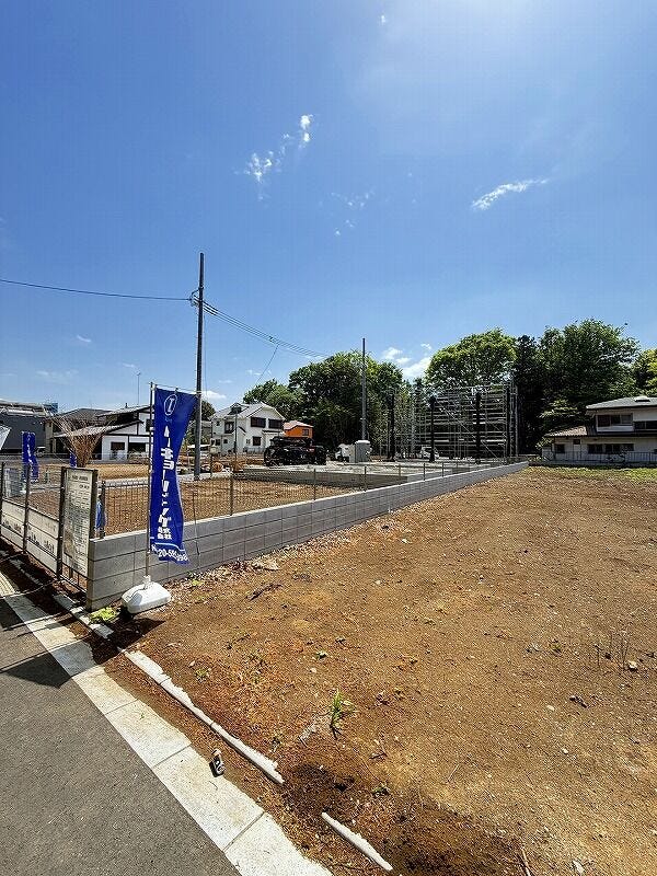 澄み渡る青空が広がる開放感たっぷりの広々とした現地です。周囲には緑豊かな木々が並び、自然を感じられる健やかな暮らしを叶えてくれそう。どんな住まいがここに生まれるのか想像するだけで楽しみです。