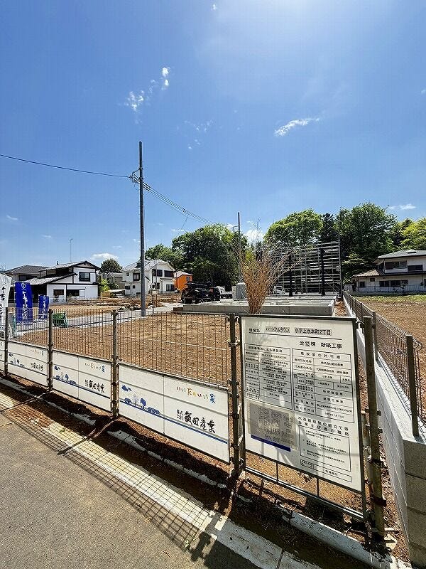 澄み渡る青空が広がる開放感たっぷりの広々とした現地です。周囲には緑豊かな木々が並び、自然を感じられる健やかな暮らしを叶えてくれそう。どんな住まいがここに生まれるのか想像するだけで楽しみです。