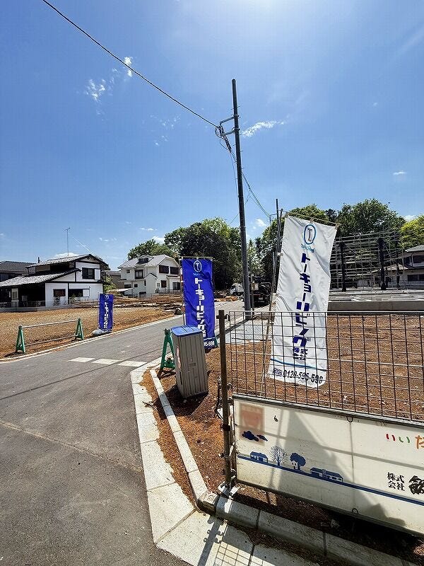 未来の暮らしが広がる青空の下の開放的な現地です。周囲には爽やかな緑が立ち並び、日々の生活に癒やしと穏やかさをもたらしてくれます。どんなお家を建てようかワクワクが膨らみます。