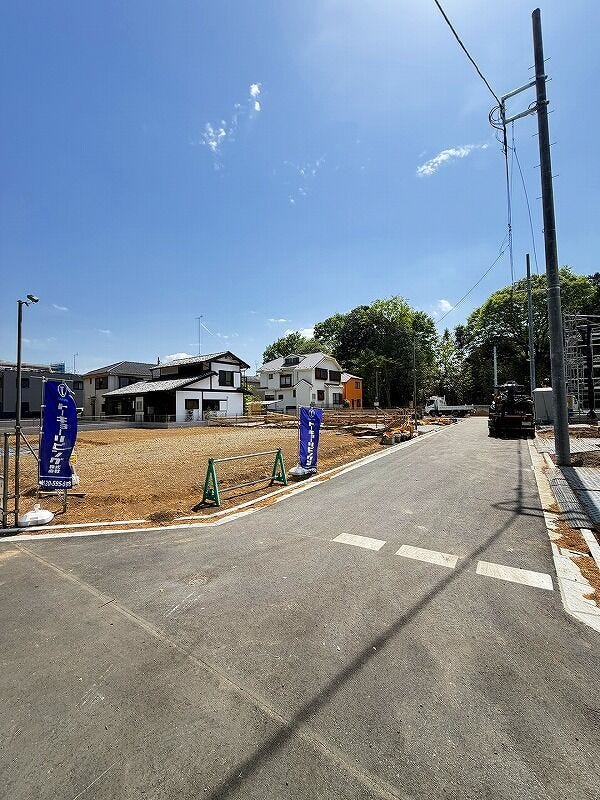 青空と豊かな緑に包まれた開放感あふれる角地の現地です。見通しの良い道路に面しており、お車の出し入れや毎日の歩行もスムーズ。爽やかな風が通り抜けるこの場所で、新しい暮らしの夢が広がります。