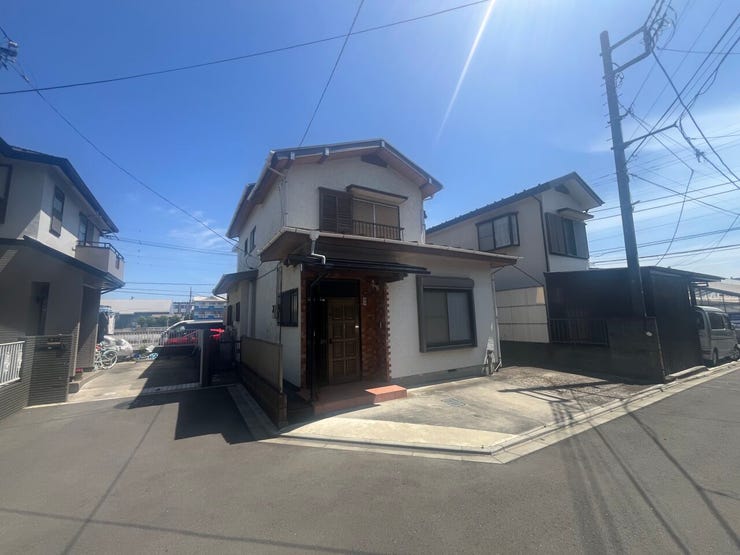 土地121.11㎡、建築条件なし。前面道路は約4.2mと開放感があります。お好きなハウスメーカーで、光溢れる理想の邸宅を叶えませんか?現況古家有。