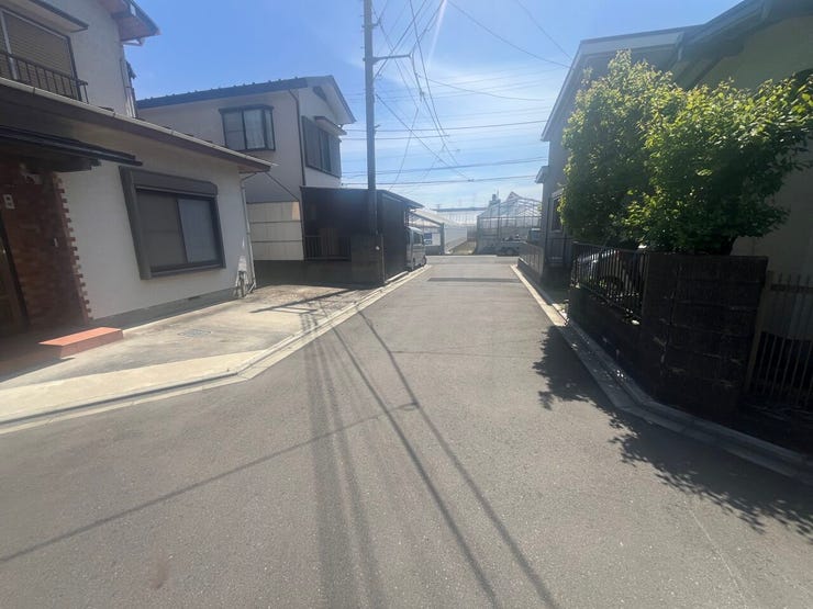 前面道路は約4.2mとゆとりがあり、お車の出し入れもスムーズです。36坪超の敷地は陽当りも良く、注文住宅の建築に最適。建築条件なし、理想の住まいをここで!