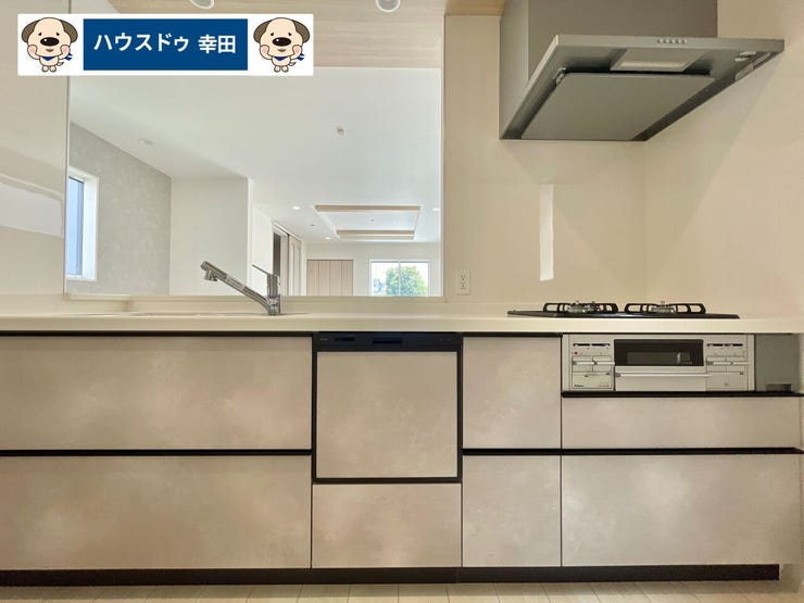 カウンターキッチンになっており、リビングの様子を見ながら作業をすることができます。