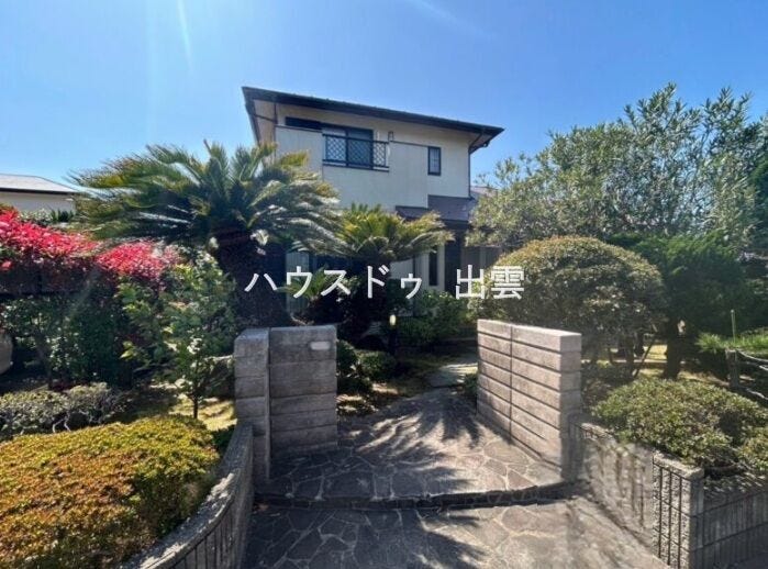 【外観】
カーポートつき一戸建て。こだわりの庭がアクセントのオシャレな外観。閑静な住宅街の立地でプライベートを静かに過ごしたい方にお勧めの物件です。
