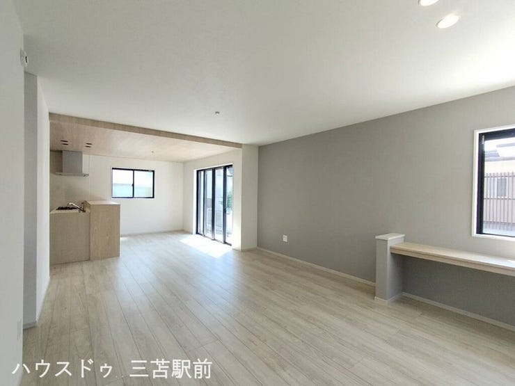 《リビング》シンプルで広々とした空間は、家族の時間を心地よく包み込みます。