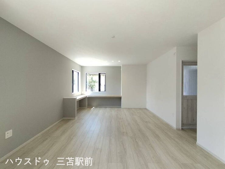 《リビング》大きな窓から光がたっぷり入り、開放感のあるリビングです。