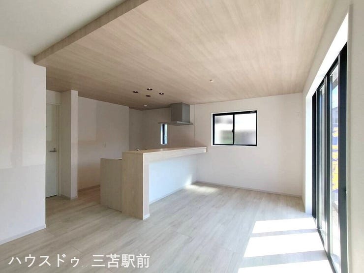 《ダイニングキッチン》木目の天井とキッチンが調和した、家族団らんにぴったりの心地よいダイニングです。