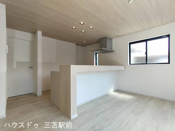 《ダイニングキッチン》窓から光が差し込む明るい空間で、食事の時間がより楽しくなります。