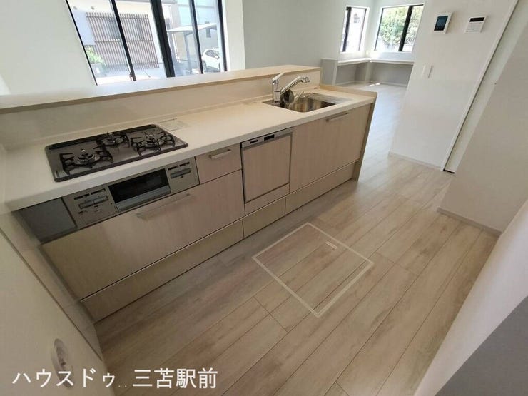 《キッチン》3口コンロと広々シンクで、毎日の料理が快適に進む機能的なキッチンです。