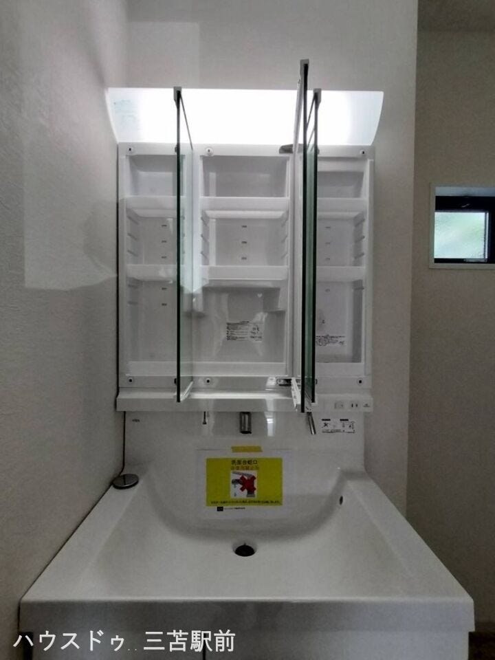 《洗面所》三面鏡の内部にたっぷり収納があり、毎日の身支度がスムーズに進みます。