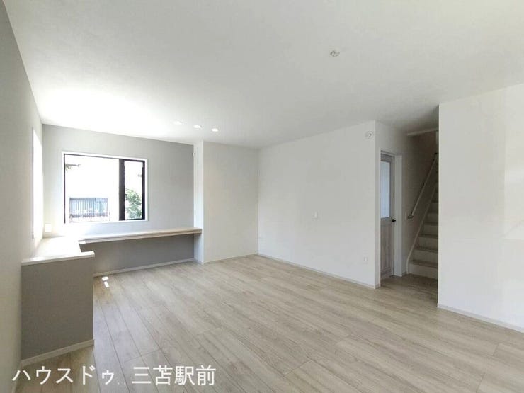 《階段》リビングを通って2階へ上がる動線で、自然と家族の会話が生まれる間取りです。