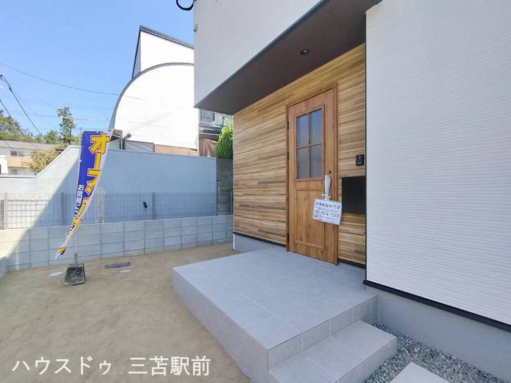《外観》白×木目のコントラストが美しく、シンプルで洗練された玄関まわりです。
