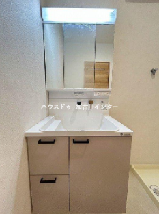 すっきりと使い勝手の良い三面鏡付き洗面化粧台です。鏡の裏や足元にたっぷり収納スペースがあり、散らかりがちな洗面周りもすっきり片付きます。毎日の身支度が快適になる、清潔感あふれる空間です。
