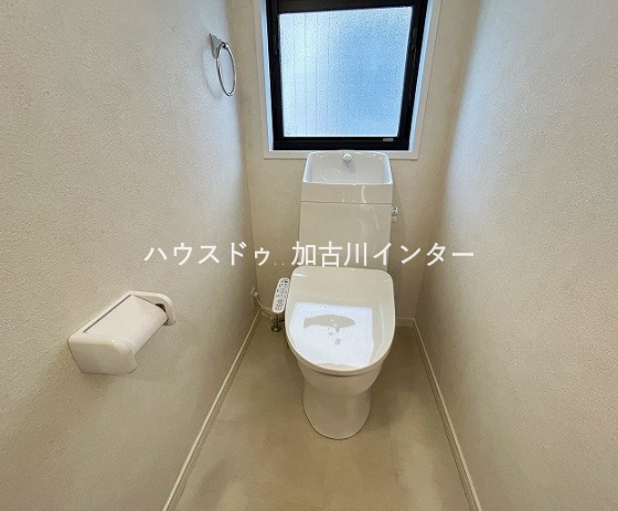 清潔感と機能性を兼ね備えた、すっきりとしたデザインの温水洗浄便座付きトイレです。小窓から優しい自然光が差し込み、換気もしやすく快適。毎日使う場所だからこそ、心地よさにこだわった空間です。
