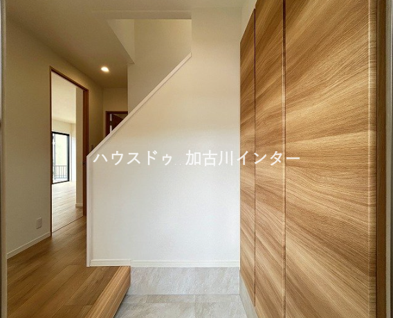 温かみのある木目調のデザインが目を引く、すっきりと洗練された玄関スペースです。大容量のシューズボックスを備えており、ご家族分の靴もすっきり収納可能。毎日のご帰宅を温かく迎えてくれます。