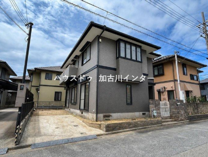 【外観写真】
落ち着いたグレーの外観が映えるモダンな一戸建てです。すっきりと整えられたカースペースがあり、お車の出し入れもスムーズ。青空に映えるスタイリッシュな佇まいが、毎日のご帰宅を心地よく迎えてくれます。