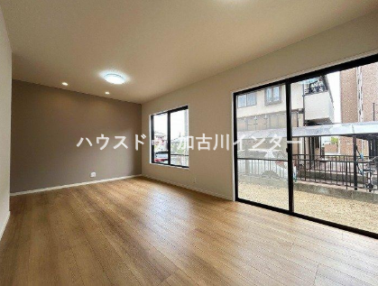 大きな窓からたっぷりの自然光が差し込む、明るく開放的なリビングです。上品なアクセントクロスが空間を引き締め、スタイリッシュな雰囲気を演出。