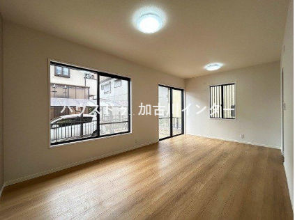 複数面の窓から心地よい光と風が通り抜ける、明るく風通しの良いリビングです。開放感あふれる広々とした空間で、家具のレイアウトもしやすく、ご家族みんなが笑顔で快適に過ごせる心地よい団らんの場になります。