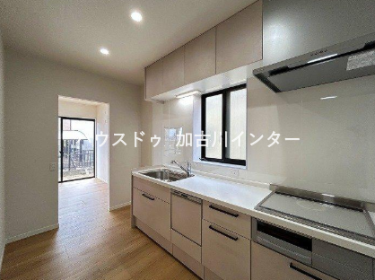 すっきりと洗練されたデザインのシステムキッチンです。お手入れがしやすいIHコンロや便利な上部収納を備え、機能性も抜群。小窓から優しい光が差し込む明るい空間で、毎日の調理時間が楽しくなります。