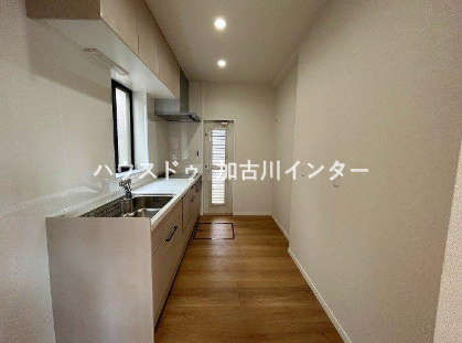 お料理に集中しやすい独立感のあるキッチンスペースです。背面には冷蔵庫やカップボードをゆったり配置できる十分なゆとりがあり、家事動線もスムーズ。毎日の調理が快適になる機能的な空間です。
