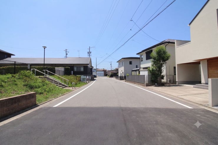 前面道路約8m!!広々としており、車通りも少ないため安心です◎