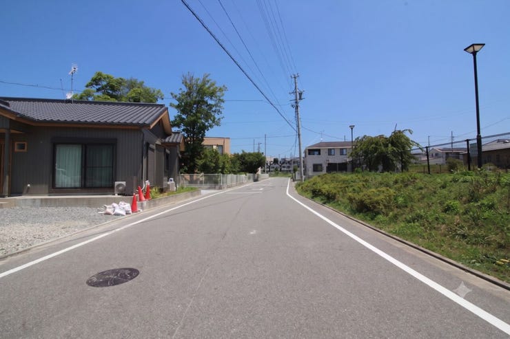 道幅約8mの開放的な前面道路。車線がありながらも交通量は落ち着いており、駐車もスムーズです。