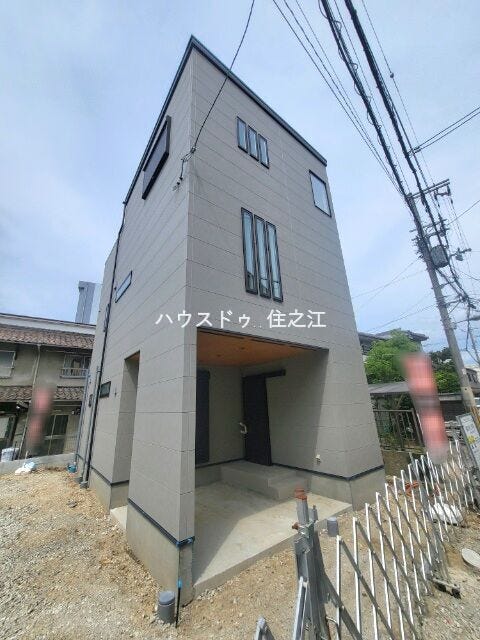 ★玄関には庇(屋根)がございますので雨の日もお荷物など濡れなくて済みます♪