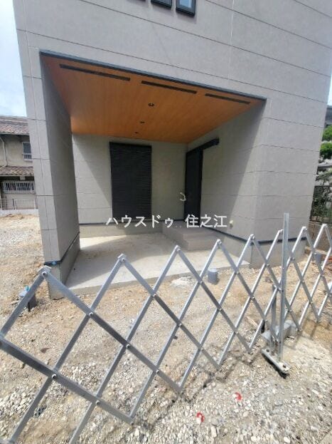 ★屋根付きのガレージですので雨の日の乗り降りや車が汚れなくて済みそうですね♪