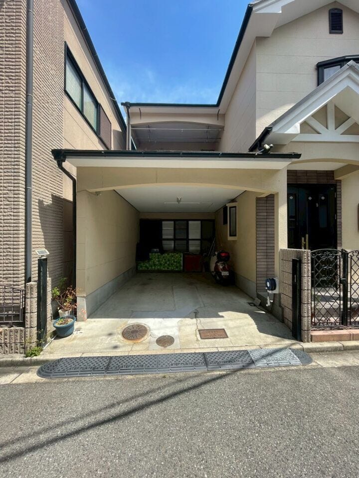 お車の出し入れがスムーズなゆとりある駐車スペース。毎日の通勤や買い物はもちろん、休日のお出かけや荷物の積み下ろしも快適に行えます。愛車を安心して置ける、暮らしに欠かせない便利な設備です。