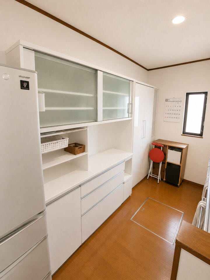 大型のカップボードを備えた機能的なキッチン背面スペース。食器や家電、買い置きの食材までたっぷり収納できます。作業スペースに余裕があるため、家族で並んで料理の準備をするのも楽しみになります。