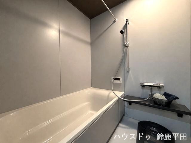 シンプルなデザインで浴槽も大きいので日頃の疲れをゆっくり癒せますね。