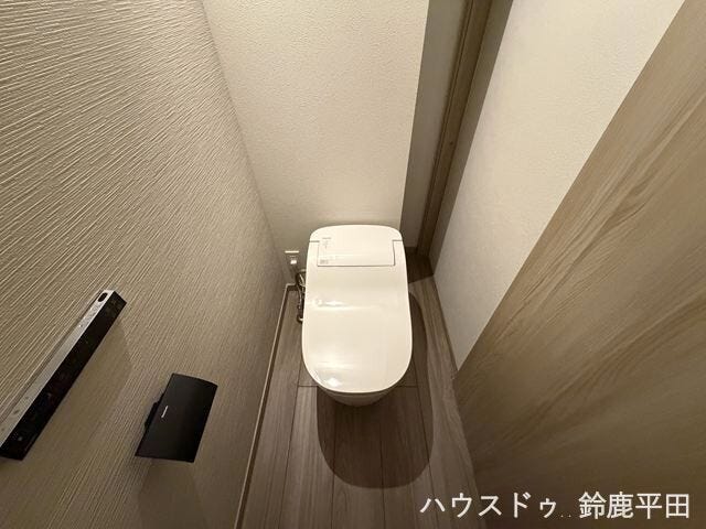 温水洗浄機能付きの見た目がすっきりとしたタンクトイレです。お手入れがしやすいのも特徴です。
