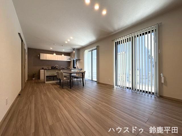 約18帖のゆとりあるLDKです。大きな窓から光が差し込むので明るく、快適に過ごせる空間です。