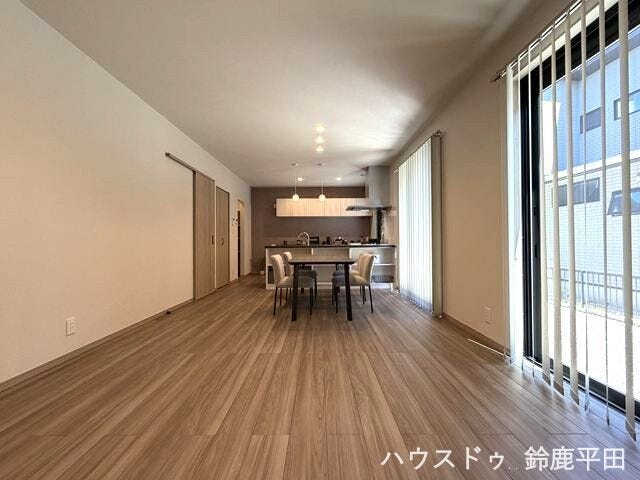 広々とした開放感のある間取りで、ご家族との時間もゆっくり過ごせそうです。