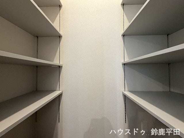 両側に可動棚を備えた収納力豊富なパントリーです。キッチン近くに設置されているため、食品のストックにも便利ですね。