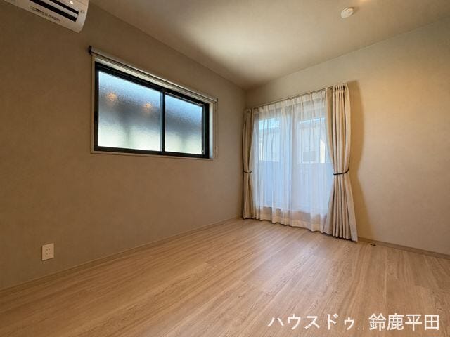 【2階北側約6帖洋室】2面採光で明るく過ごしやすいお部屋です。寝室やテレワークなどさまざまな用途で活用できます。