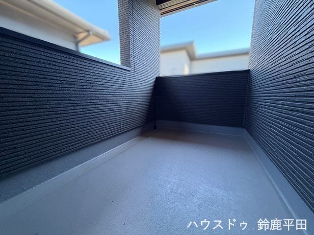 2階北側約6帖洋室に面したインナーバルコニー。外部からの視線が届きにくく、プライバシーに配慮された空間です。