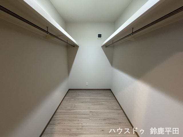 2階北側約6帖洋室に位置する収納力豊富なウォークインクローゼットです。