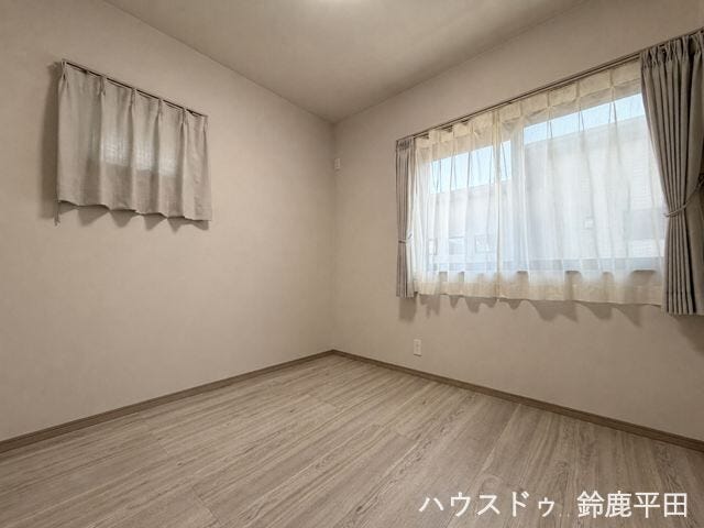 【2階南側約4.5帖洋室】シンプルな内装で家事のレイアウトもしやすく、ライフスタイルに合わせて使えるお部屋です。