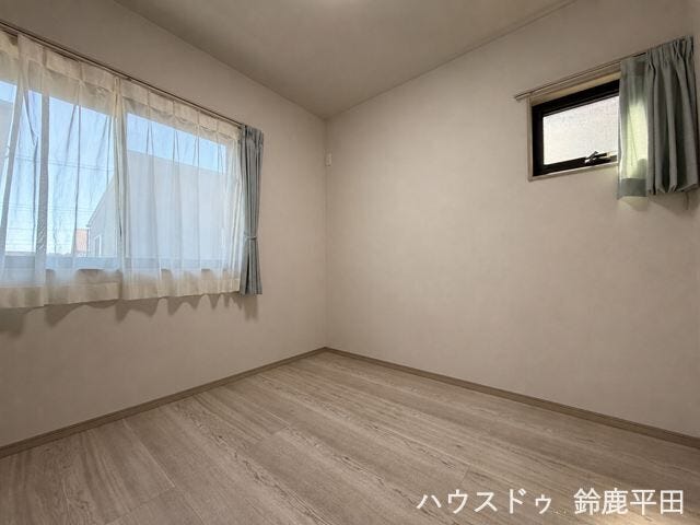 【2階西側約4.5帖洋室】コンパクトながら2面採光で開放感があり、プライベート空間として快適に過ごすことができます。