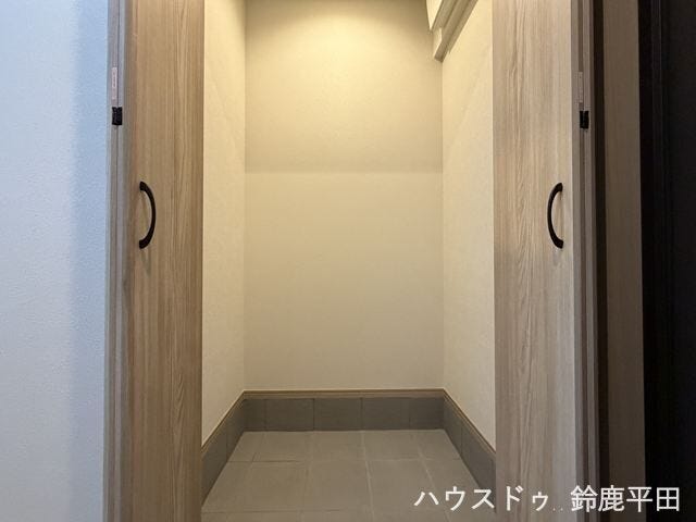玄関横にある土間収納です。ベビーカーやアウトドア商品などを収納するのに便利ですね。