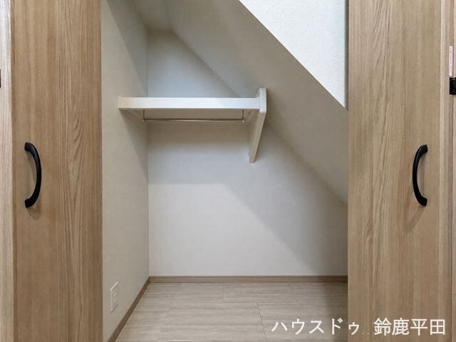階段下のスペースを活用した収納。洗面所に配置されているためランドリー用品の収納にも便利です。