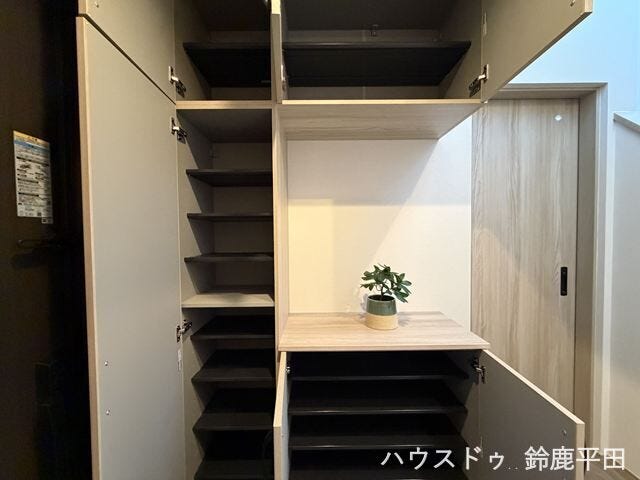 可動棚を備えた大容量のシューズインクローゼットです。