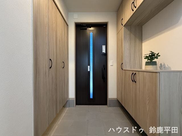 シンプルなデザインが特徴の玄関です。収納スペースを多数備えているのですっきり保つことができます。