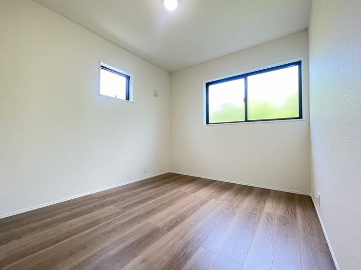 ◇5.4帖洋室◇
北側のお部屋ですが、2面採光を確保しており明るいです。柔らかな光が長時間続くので、勉強や読書など落ち着いて作業するのに最適なお部屋です。お子様のお部屋や趣味部屋にいかがですか。