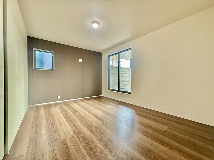 ◇7.8帖洋室◇
ご夫婦の主寝室に最適なお部屋です。十分な広さがあるので、大切なプライベート空間を素敵に演出できます。1日の多くの時間を過ごす空間は快適でありたいですね。