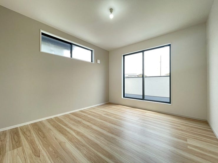 【洋室】多数の洋室があるため、それぞれ各部屋でプライベート空間をお楽しみいただけます。収納も完備しているのですっきりとしたお部屋でお寛ぎいただけます。2面採光のため、日当たりも良好です!