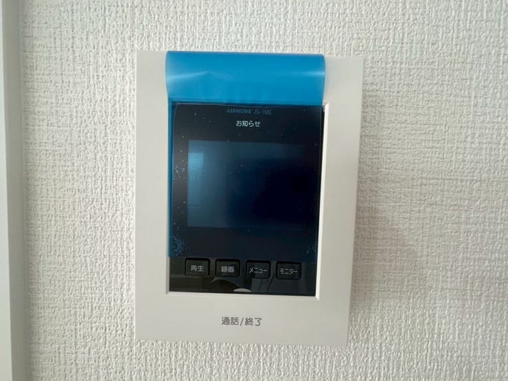 【インターホン】来客時に便利なモニター付インターホン。玄関ドアを開けることなく夜間でも訪問者の顔をモニターで確認できるため、トラブル防止にも繋がります。奥様やお子様のみのご在宅でも安心の防犯設備です!