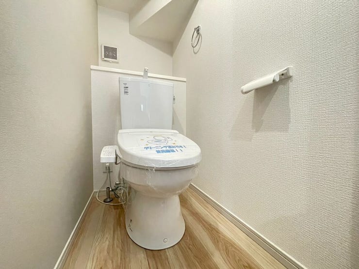【トイレ】明るく、ひろびろとしたトイレです。掃除もしやすく、綺麗を保てます。ご自分の好きなアロマや芳香剤を置いて落ち着く空間を演出するもの良いですね♪1人になれる空間ですから、リラックスしたいですね。