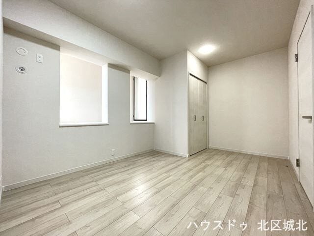 やさしい光に包まれる洋室。心地よい毎日を過ごせる空間です。